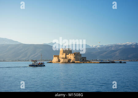 Die bourtzi Water Castle ist eine kleine Insel mit einer Festung an der Küste von Nafplio in Griechenland Stockfoto