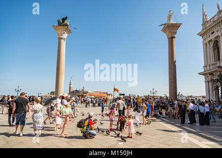 Venedig - 1. JULI: San Marco Platz und den Säulen von San Marco und San Todaro am 1. Juli 2017 in Venedig, Italien Stockfoto