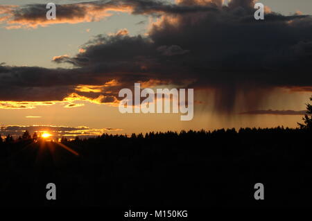 Schönen Sonnenuntergang mit einer Wolke bewegen durch. September 13, 2017 um 7:18 Uhr. Stockfoto