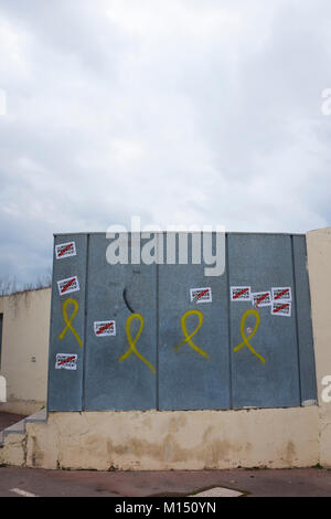 Pro-Catalan Unabhängigkeit Graffiti und Aufkleber, an der Wand der Biblioteca Central Gabriel Ferrater (Stadtbibliothek) Sant Cugat del Valles, Barc Stockfoto