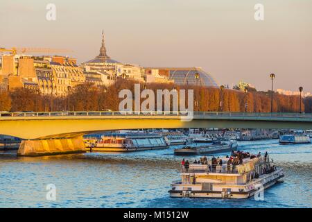 Frankreich, Paris, Bereich als Weltkulturerbe von der UNESCO, eine Fliege Boot unter die Alma Bridge angegeben, und das Glasdach des Grand Palais Stockfoto