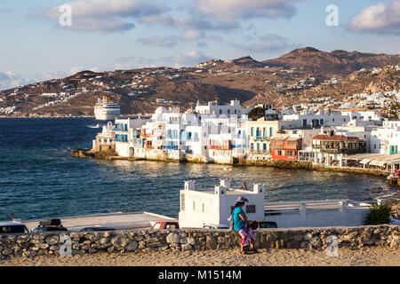 Griechenland, Kykladen, Mykonos, Little Venice mit Bootsfahrt in den Hintergrund in den neuen Port Stockfoto