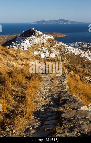 Griechenland, Kykladen, Serifos, Wanderweg mit Blick auf Dorf Chora mit Agios Konstantinos Kirche auf dem Gipfel und Livadi port Stockfoto