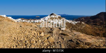 Griechenland, Kykladen, Serifos, Dorf Chora mit Agios Konstantinos Kirche auf dem Gipfel und Livadi port Stockfoto