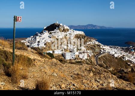 Griechenland, Kykladen, Serifos, Wanderweg mit Blick auf Dorf Chora mit Agios Konstantinos Kirche auf dem Gipfel und Livadi port Stockfoto