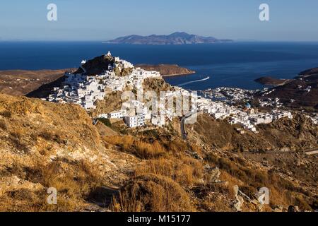 Griechenland, Kykladen, Serifos, Wanderweg mit Blick auf Dorf Chora mit Agios Konstantinos Kirche auf dem Gipfel und Livadi port Stockfoto