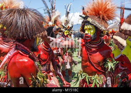 Papua Neu Guinea, West Highland Männer in Mount Hagen singen - Singen Stockfoto