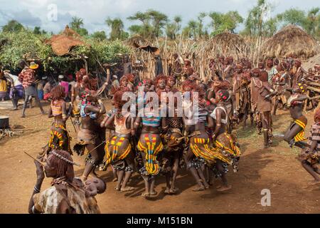 Äthiopien, untere Omo Valley als Weltkulturerbe von der UNESCO, Hamer Stamm, Frauen während der Ukuli, initiationsritual für Jungen markieren den Übergang von der Kindheit zum Erwachsenenalter Stockfoto