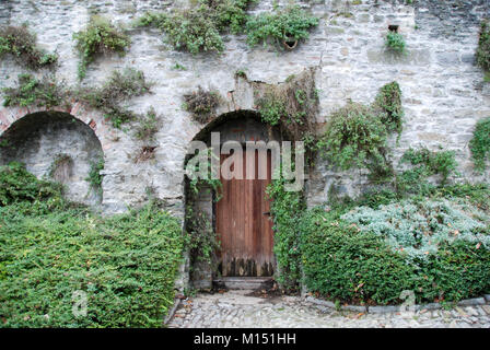 Seitliche Tür der Castello di Serralunga d'Alba, Piemont - Italien Stockfoto