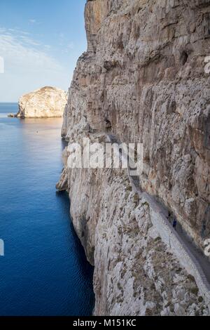 Italien, Sardinien, Provinz Sassari, Alghero, Capo Caccia, Panoramablick auf die Treppe von 654 Stufen sagt Escala del Cabirol für den Zugang zur Höhle von Neptun (Grotta di Nettuno) Stockfoto