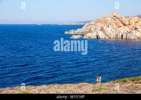 Italien, Sardinien, Provinz Olbia-Tempio, Santa Teresa di Gallura, Granitfelsen der Halbinsel Capo Testa vor der Meerenge von Bonifacio und vor Korsika, in der Bucht von Cala Spinosa Stockfoto