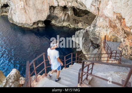 Italien, Sardinien, Provinz Sassari, Alghero, Capo Caccia, Panoramablick auf die Treppe von 654 Stufen sagt Escala del Cabirol für den Zugang zur Höhle von Neptun (Grotta di Nettuno) Stockfoto