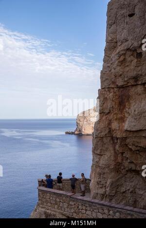 Italien, Sardinien, Provinz Sassari, Alghero, Capo Caccia, Panoramablick auf die Treppe von 654 Stufen sagt Escala del Cabirol für den Zugang zur Höhle von Neptun (Grotta di Nettuno) Stockfoto