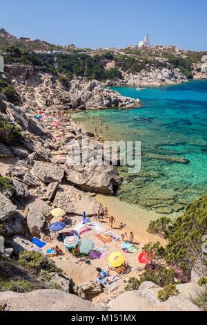 Italien, Sardinien, Provinz Olbia-Tempio, Santa Teresa di Gallura, Granitfelsen der Halbinsel Capo Testa vor der Meerenge von Bonifacio und von Korsika, türkisfarbenen und kristallklaren Wasser der Strand von Cala Spinosa Stockfoto