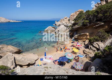 Italien, Sardinien, Provinz Olbia-Tempio, Santa Teresa di Gallura, Granitfelsen der Halbinsel Capo Testa vor der Meerenge von Bonifacio und von Korsika, türkisfarbenen und kristallklaren Wasser der Strand von Cala Spinosa Stockfoto