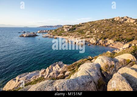 Italien, Sardinien, Provinz Olbia-Tempio, der Coastof Emerald (Costa Smeralda), Palau, Porto Cuncato, Creek und Strand von talmone, der Insel der Maddalena im Hintergrund Stockfoto