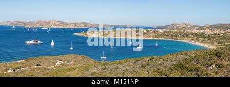 Italien, Sardinien, Provinz Olbia-Tempio, die Küste von Emerald (Costa Smeralda), Palau, natürlichen Hafen der mezzo Schifo und der Strand von Sciumara, der Insel der Maddalena im Hintergrund Stockfoto