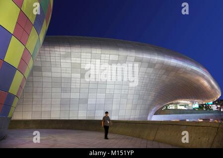 Südkorea, Seoul, Fabien Yoon, Mann vor der Dongdaemun Design Plaza, futuristischen Gebäude von der Architektin Zaha Hadid Stockfoto