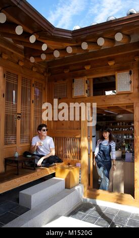 Südkorea, Seoul, Fabien Yoon, französische Star der koreanischen Medien, in der Teestube in einem hanok der alten Gemeinde das Dorf Bukchon Hanok versteckt Sitzen Stockfoto