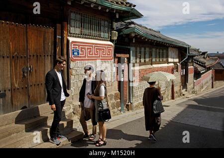 Südkorea, Seoul, Fabien Yoon, französische Star der koreanischen Medien mit Groupies in einer Gasse der Altstadt das Dorf Bukchon Hanok Stockfoto