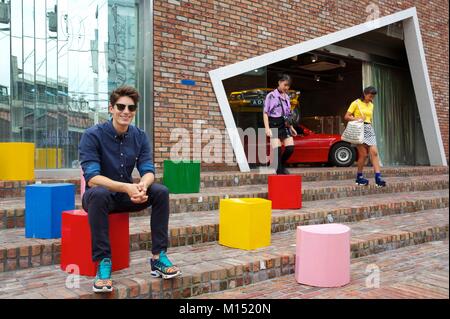 Südkorea, Seoul, Fabien Yoon, französische Star der koreanischen Medien, vor dem design concept store Ader im Bezirk von Hongdae Stockfoto