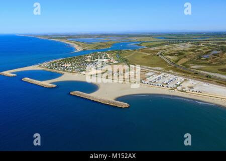 Frankreich, Bouches-du-Rhone, regionale Naturpark der Camargue, Les Saintes Maries de la Mer, Grau d'Orgon, Mund der Petit Rhone, Clos du Rhone Strand und Crin Blanc Strand auf der rechten Seite (Luftbild) Stockfoto