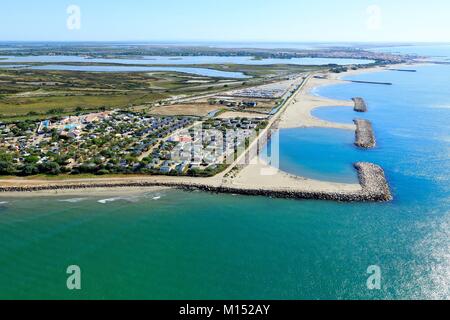 Frankreich, Bouches-du-Rhone, Regionaler Naturpark der Camargue, Les Saintes Maries de la Mer, Grau d'Orgon, Mund der Petit Rhone, Camping, Clos du Rhone Strand (Luftbild) Stockfoto