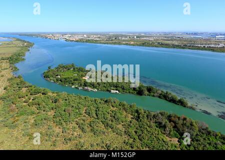 Frankreich, Bouches-du-Rhone, Parc Naturel Regional de Camargue, Arles, Salin de Giraud, Le Rhone, Digue de la Palissade, Port Saint Louis du Rhone im Hintergrund (Luftbild) Stockfoto