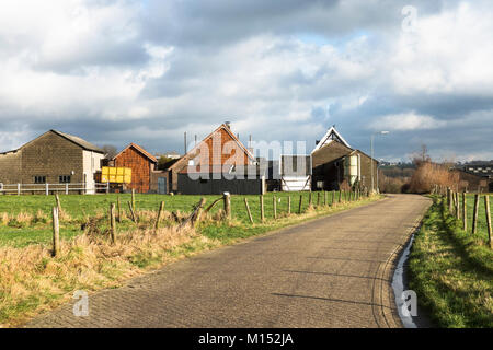 Typische Architektur der kleinen Dorf Dal Bissen im Süden von Limburg, Niederlande. Stockfoto