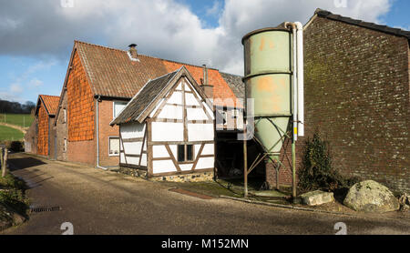 Typische Architektur der kleinen Dorf Dal Bissen im Süden von Limburg, Niederlande. Stockfoto