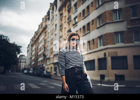 Junge schöne Frau zu Fuß auf den Straßen von Paris in Best Fashion Stockfoto