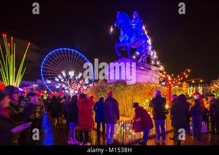 Frankreich, Rhone, Lyon, historische Stätte als Weltkulturerbe von der UNESCO, Reiterstandbild Ludwigs XIV. am Place Bellecour (Platz Bellecour) während der Fete des Lumieres (Festival), zeigen Promenons-Nous Neigungswinkel Stockfoto