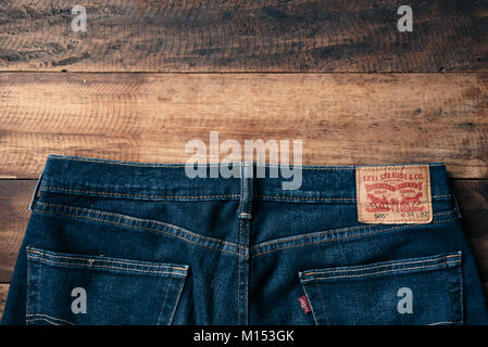Petaling Jaya, Selangor, Malaysia - Jan 24 2018: Detail der Rückseite von ein Paar der Levi's Jeans. Levi Strauss ist eine berühmte amerikanische Kleidung Firma Stockfoto
