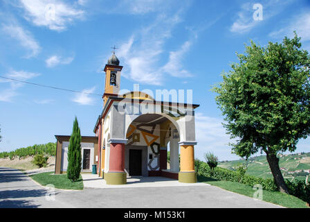 Kleine Kirche von Coazzolo gemalt von David Tremlett Stockfoto