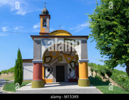 Kleine Kirche von Coazzolo gemalt von David Tremlett Stockfoto