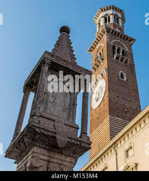 Blick auf Torre Dei Lamberti von der Piazza delle Erbe, Verona, Italien Stockfoto