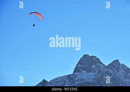 Gleitschirmfliegen in den Allgäuer Alpen bei Oberstdorf. Bayern, Deutschland Stockfoto