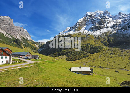 Alp Klesenza mit Rote Wand Berg an einem schönen Tag im Herbst. Vorarlberg, Österreich Stockfoto