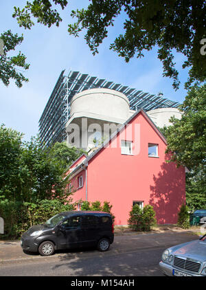 "Energiebunker" in Hamburg-Wilhelmsburg. Ein WW II-Bunker umgewandelt in eine innovative umweltfreundliche Kraftwerk (Kraft-Wärme-Kopplung, Solarenergie) und Energie speichern. Stockfoto