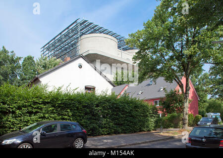 "Energiebunker" in Hamburg-Wilhelmsburg. Ein WW II-Bunker umgewandelt in eine innovative umweltfreundliche Kraftwerk (Kraft-Wärme-Kopplung, Solarenergie) und Energie speichern. Stockfoto