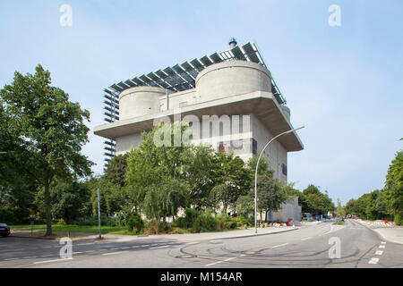 "Energiebunker" in Hamburg-Wilhelmsburg. Ein WW II-Bunker umgewandelt in eine innovative umweltfreundliche Kraftwerk (Kraft-Wärme-Kopplung, Solarenergie) und Energie speichern. Stockfoto