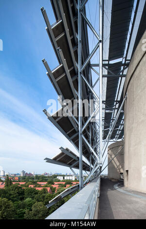 "Energiebunker" in Hamburg-Wilhelmsburg. Ein WW II-Bunker umgewandelt in eine innovative umweltfreundliche Kraftwerk (Kraft-Wärme-Kopplung, Solarenergie) und Energie speichern. Stockfoto