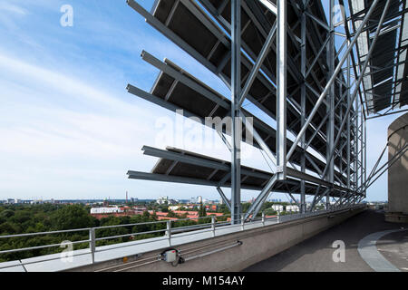 "Energiebunker" in Hamburg-Wilhelmsburg. Ein WW II-Bunker umgewandelt in eine innovative umweltfreundliche Kraftwerk (Kraft-Wärme-Kopplung, Solarenergie) und Energie speichern. Stockfoto