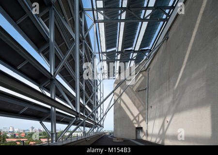 "Energiebunker" in Hamburg-Wilhelmsburg. Ein WW II-Bunker umgewandelt in eine innovative umweltfreundliche Kraftwerk (Kraft-Wärme-Kopplung, Solarenergie) und Energie speichern. Stockfoto