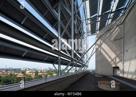 "Energiebunker" in Hamburg-Wilhelmsburg. Ein WW II-Bunker umgewandelt in eine innovative umweltfreundliche Kraftwerk (Kraft-Wärme-Kopplung, Solarenergie) und Energie speichern. Stockfoto