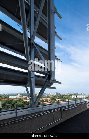 "Energiebunker" in Hamburg-Wilhelmsburg. Ein WW II-Bunker umgewandelt in eine innovative umweltfreundliche Kraftwerk (Kraft-Wärme-Kopplung, Solarenergie) und Energie speichern. Stockfoto