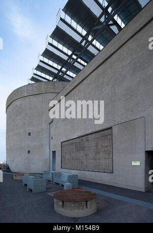 "Energiebunker" in Hamburg-Wilhelmsburg. Ein WW II-Bunker umgewandelt in eine innovative umweltfreundliche Kraftwerk (Kraft-Wärme-Kopplung, Solarenergie) und Energie speichern. Stockfoto