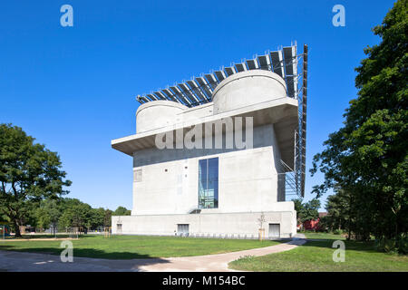 "Energiebunker" in Hamburg-Wilhelmsburg. Ein WW II-Bunker umgewandelt in eine innovative umweltfreundliche Kraftwerk (Kraft-Wärme-Kopplung, Solarenergie) und Energie speichern. Stockfoto