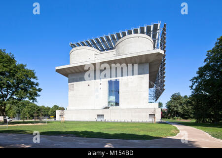 "Energiebunker" in Hamburg-Wilhelmsburg. Ein WW II-Bunker umgewandelt in eine innovative umweltfreundliche Kraftwerk (Kraft-Wärme-Kopplung, Solarenergie) und Energie speichern. Stockfoto