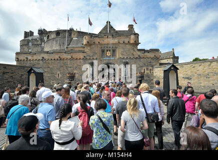 Touristen auf der Esplanade in Edinburgh Castle, Edinburgh, Schottland. Stockfoto